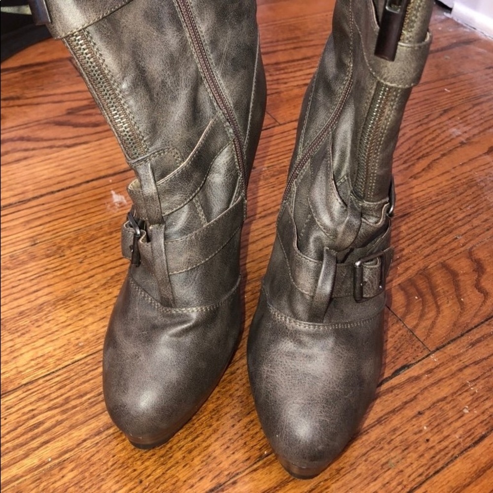 Women round toe heels